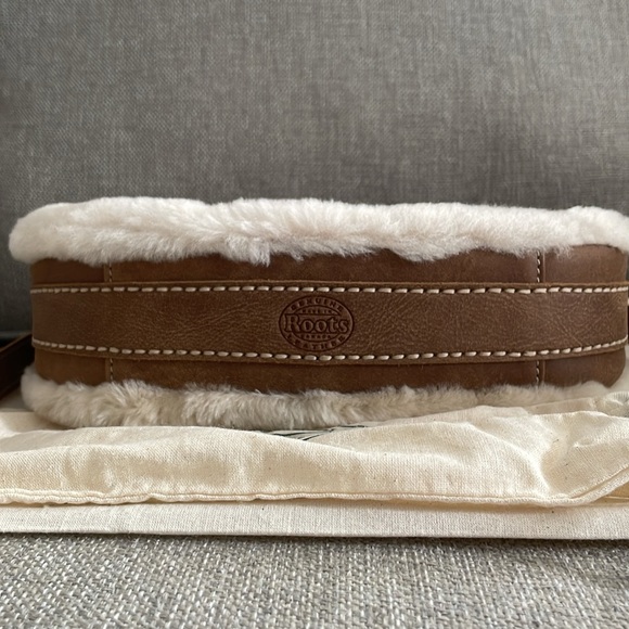 NWT Roots Small Lexi Bag in Shearling - Picture 6 of 11